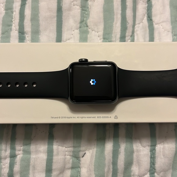 Series 3 Apple Watch 38 mm Case black sports band excellent condition box includ - Picture 12 of 16
